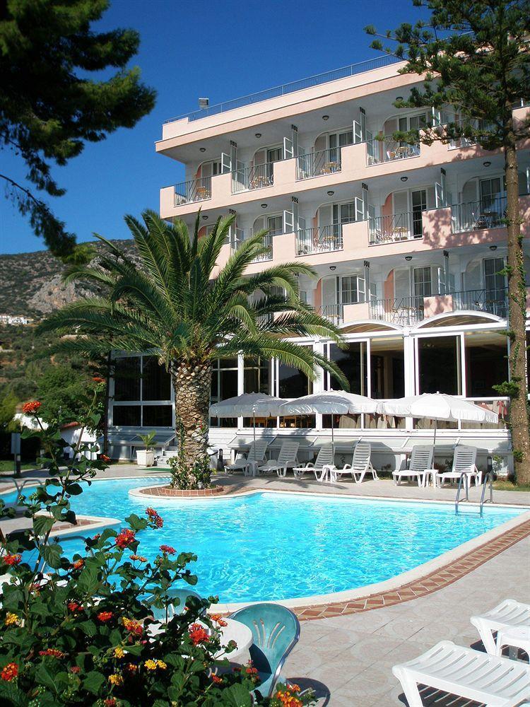 Hotel Holidays 4*